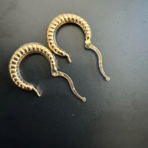 REAL 18k Gold Hoop Earrings NWOT - Picture 2 of 5